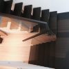 Sortmalet trætrappe, halvsvingstrappe med repos og glasgelænder