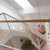 Trætrappe i eg, kvartsvingstrappe med trappeværn af glas