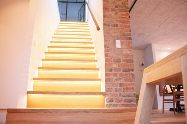 Trætrappe i eg, ligeløbstrappe med LED i trappetrin
