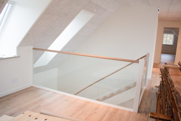 Trætrappe i hvidolieret eg, glasgelænder og trappeværn af glas
