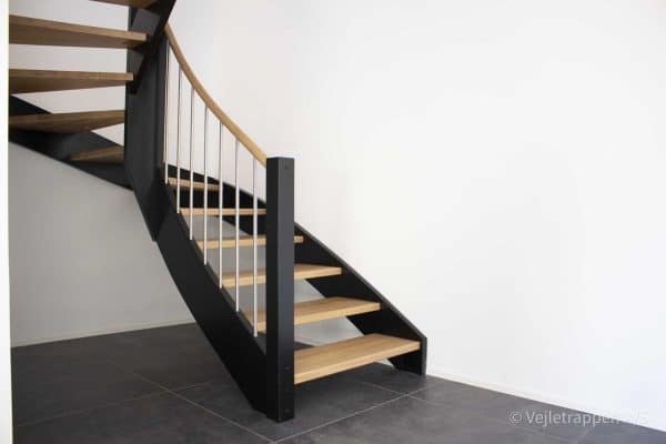 Sort halvsvingstrappe fra Vejletrappen med trappetrin i eg og trappe gelænder i sort og stål.