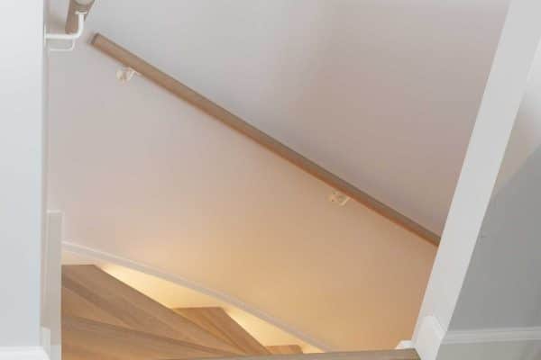 Indendørs trætrappe fra Vejletrappen. Monteret som en halvsvingstrappe med trappetrin i eg og trappebelysning