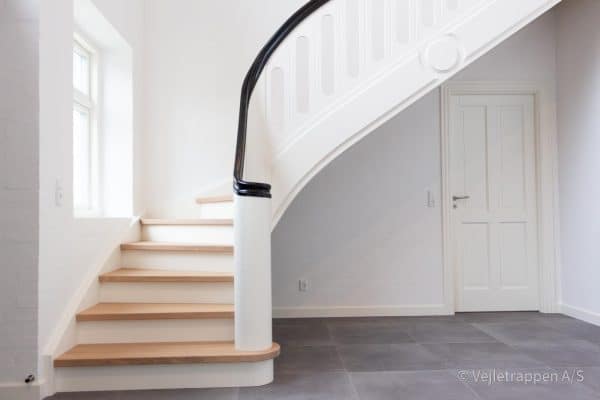 Hvid trætrappe designet som en krumningstrappe / kvartsvingstrappe med pladegelænder og med trappetrin og trappegelænder i eg fra Vejletrappen