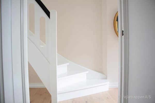 Hvid trætrappe designet som en ligeløbstrappe med pladegelænder og elegant trappebelysning under trin fra Vejletrappen