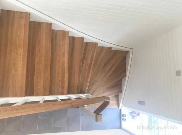 Trætrappe designet som en kvartsvingstrappe / krumningstrappe med trappetrin og gelænder i olieret eg fra Vejletrappen