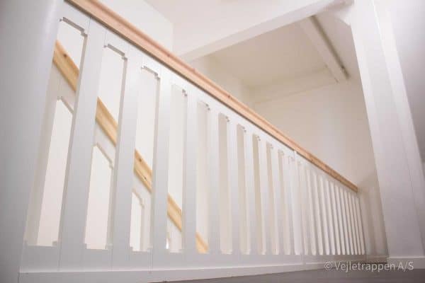 Trætrappe designet som en kvartsvings / krumningstrappe med specialdesignet pladegelænder og med trappegelænder og trappetrin i hvidolieret fyrretræ fra Vejletrappen