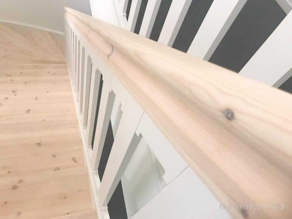 Trætrappe designet som en kvartsvings / krumningstrappe med specialdesignet pladegelænder og med trappegelænder og trappetrin i hvidolieret fyrretræ fra Vejletrappen