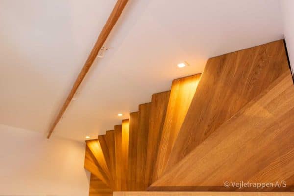 Kvartsvingstrappe fra Vejletrappen, designet som en opsadlet musetrappe i eg med trappebelysning på væggen.