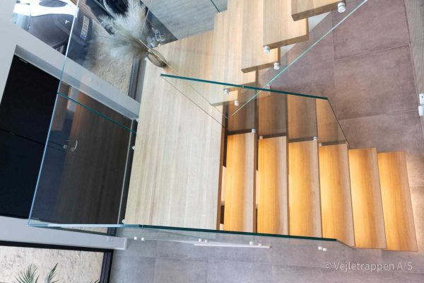 Glastrappe fra Vejletrappen, ligeløbstrappe med glasværn og trappebelysning.