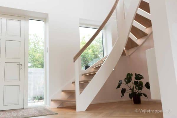 Trætrappe designet som en kvartsvingstrappe / krumningstrappe med glasværn og trappetrin og trappegelænder i eg fra Vejletrappen