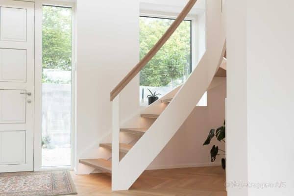 Hvid trætrappe udformet som en kvartsvingstrappe / krumningstrappe med trappetrin i eg og glasværn fra Vejletrappen