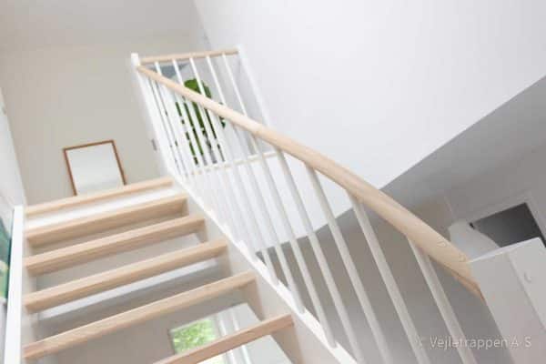 Hvid kvartsvingstrappe fra Vejletrappen med trappetrin og trappegelænder i fyrretræ