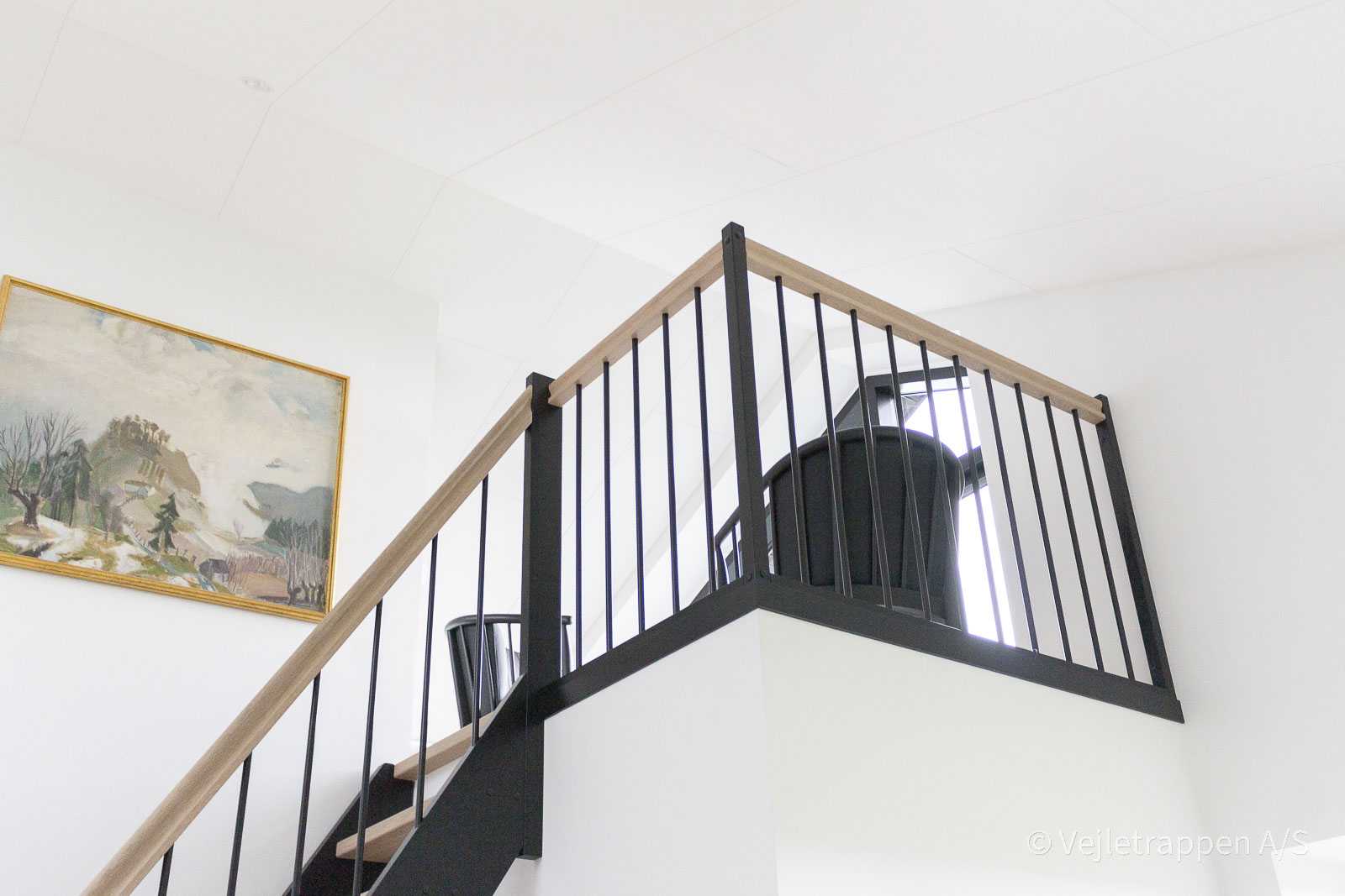 Halvsvingstrappe med repos. Trætrappe med trappetrin og gelænder i eg og sorte balustre fra Vejletrappen