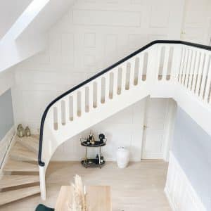Hvid trappe fra Vejletrappen. Kvartsvingstrappe med trappetrin i ask, hvide balustre og sort trappegelænder.