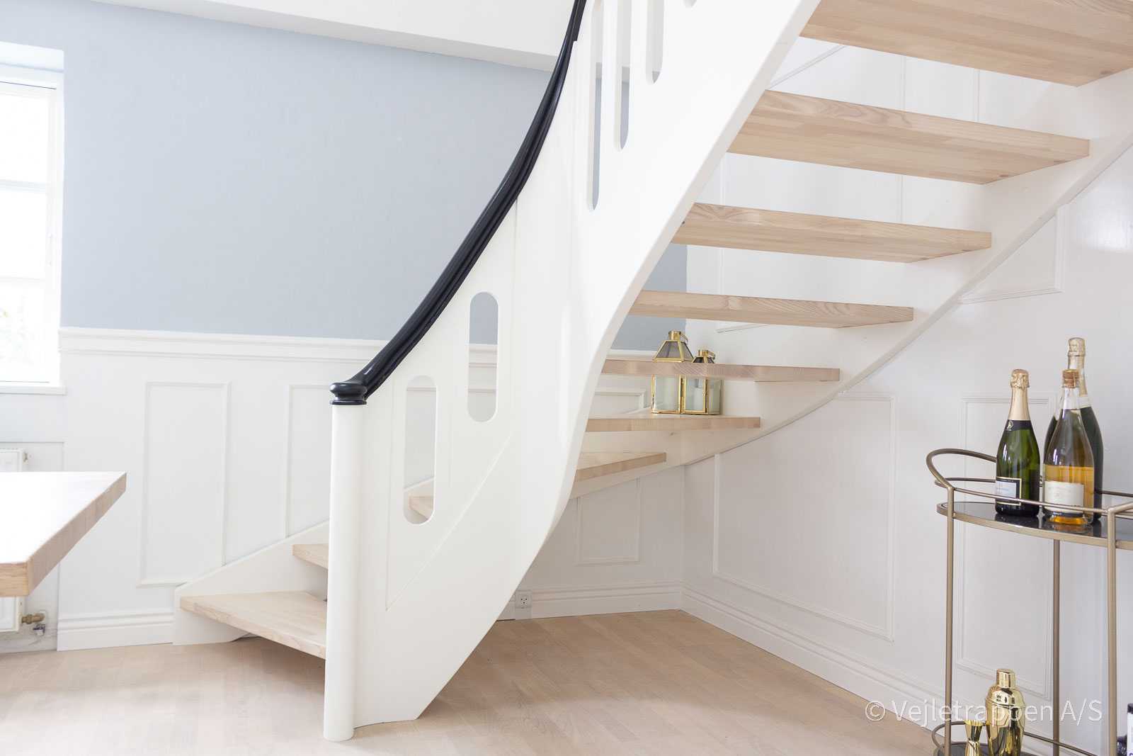 Hvid trappe fra Vejletrappen. Kvartsvingstrappe med trappetrin i ask, hvide balustre og sort trappegelænder.