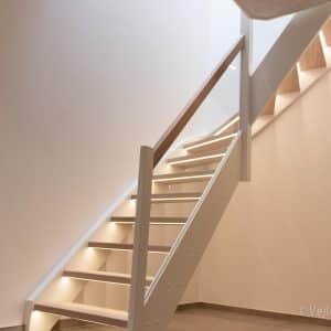 Hvid trætrappe med trappebelysning, Vejletrappen