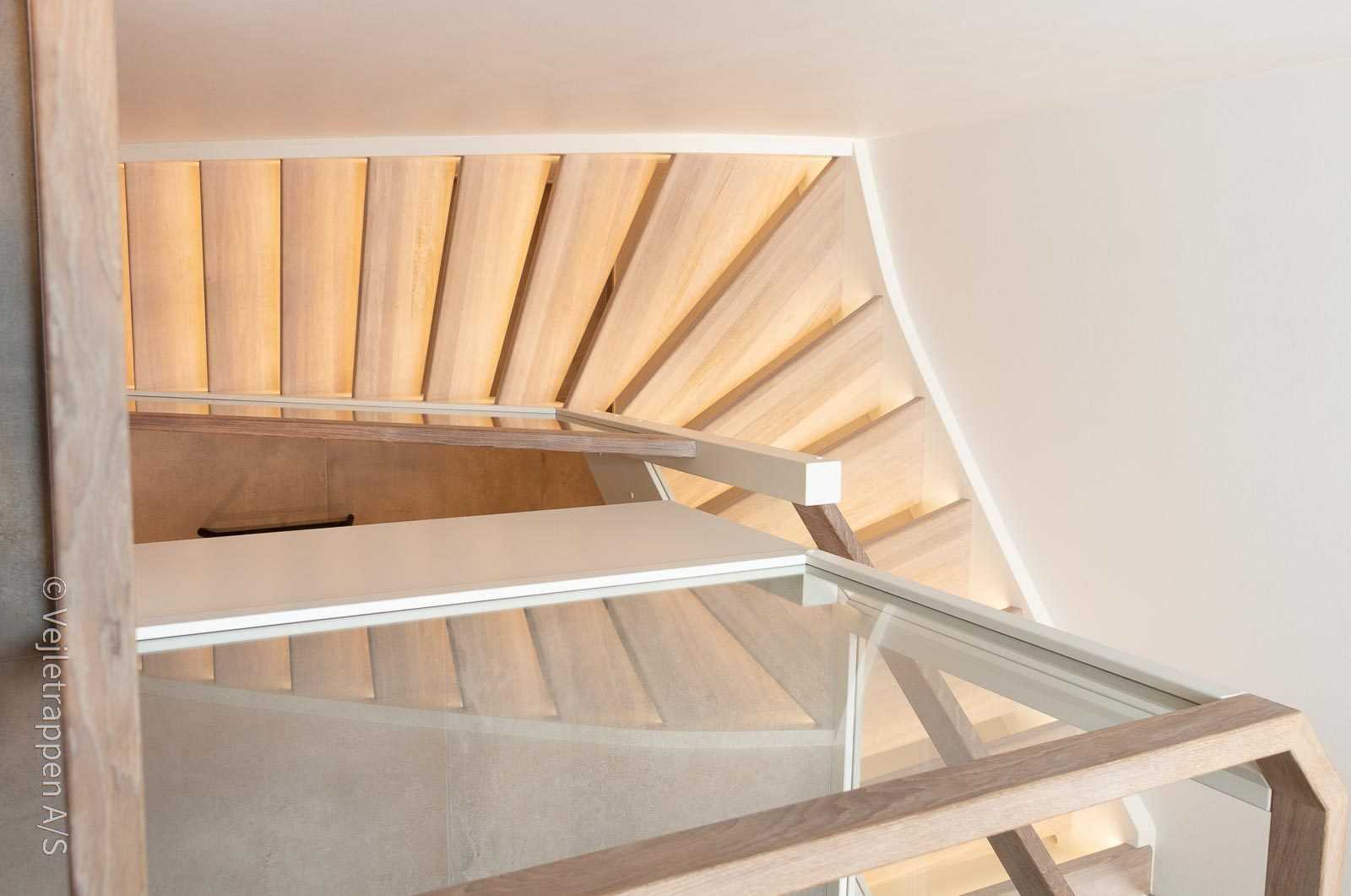 Kvartsvingstrappe med glasværn og trappelys, trætrappe fra Vejletrappen